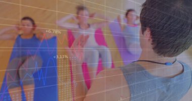 Tahta panelli stüdyoda yoga minderleri ve ölçümlerle abdominal mekik çeken antrenör grubu. Spor, sağlık, eğitim, egzersiz, sağlık, spor salonu, motivasyon