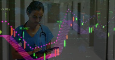 Pano ve kalem tutuyor, hemşire hastane koridorunda steteskopla şamdan çizelgesini izliyor. Tıbbi, sağlık, analitik, profesyonel, modern, klinik, finansal