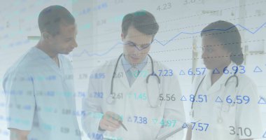 Hastane koridorunda Stylus tabletini kullanan tıbbi ekip inceleniyor. Grafik örtüsü artıyor. Tıbbi, sağlık, işbirliği, teknoloji, analiz, profesyonel, teşhis