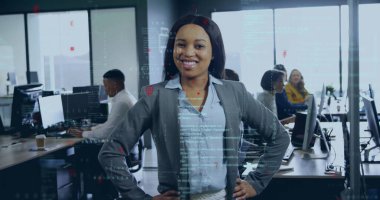 Takım elbiseli gülümseyen iş kadını açık ofiste elele tutuşuyor, bilgisayarlar ve kahve fincanları. Profesyonel, takım çalışması, işbirliği, modern, çalışma alanı, üretkenlik, parlak