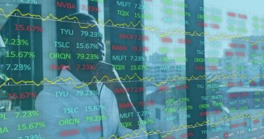 Takım elbiseli adam, ofisteki saydam ekranın arkasında, sarı çizgili grafiklerle hisse senedi verilerini analiz ediyor. Finansal, teknoloji, veri, analitik, profesyonel, kurumsal, modern