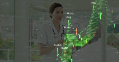 Hastane koridorunda steteskop incelemesi yapan önlüklü bir hemşire ve mali tabletleri var. Tıbbi, teknoloji, profesyonel, sağlık, veri, analitik, dijital