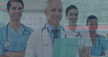 Önlüklü ve laboratuvar önlüklü sağlık görevlileri koridorda üzerinde tablet ve stetoskoplar bulunan kodları inceliyor. Sağlık, teknoloji, profesyonellik, işbirliği, yenilik, tıbbi, dijital