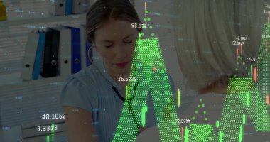 Klinikte steteskop kullanan önlüklü bir doktor. Dosyaları, finansal tabloları var. Sağlık, tıbbi, profesyonellik, dijital, veri, analiz, danışma