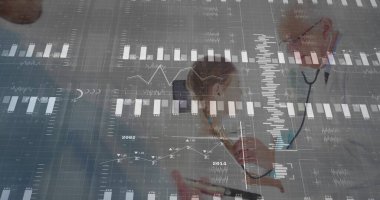 Muayene odasındaki muayene masasında pembe elbiseli, tabletli, steteskop kaplamalı çocuk değerlendirmesi. Pediyatrik, sağlık, dijital, teknoloji, tanı, tıbbi, hastane