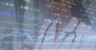 Klinik koridorunda not panosu tutan bir doktor. Üzerinde veri örtüsü olan bir steteskop var. Tıbbi, sağlık, analitik, teknoloji, mesleki, tanı, eğitim