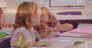 Fısıldayan kızlar sınıflarında sırlarını paylaşıyorlar, beyaz masaları ve yeşil kalem kutuları var. Öğrenim, eğitim, iletişim, arkadaşlık, işbirliği, sınıf, öğrenim