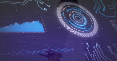 Kalem analistini, dairesel HUD, dağ stili şema ve devre izleriyle laboratuvarda tutuyor. Teknoloji, yenilik, veri görselleştirme, dijital arayüz, gelecekçilik, bilim, analitik