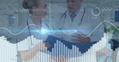 Stetoskopu ve veri örtüsü olan iki doktor tarafından klinikteki mavi klasördeki hasta dosyalarını inceliyorum. Tıbbi, sağlık, analiz, işbirliği, profesyonel, dijital, klinik