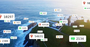 Kırmızı süslemeli beyaz deniz feneri ve yeşil deniz uçurumuna inşa edilmiş, dijital üstüste konan simgelerle. Manzara, kıyı, navigasyon, modern, teknoloji, izleme, denizcilik