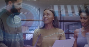 Verileri gözden geçiriyoruz, üç iş arkadaşı masa başında dizüstü bilgisayarları ve çizelgeleriyle duruyor. İşbirliği, takım çalışması, iş, yenilik, teknoloji, analitik, iletişim