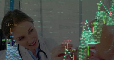 Şırınga tutan doktor klinikte hastanın ön koluna enjeksiyon yapıyor. Finans tablosuyla örtüşüyor. Tıbbi, sağlık, danışma, klinik, profesyonellik, tanı, önleme