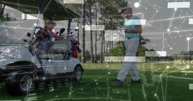 Golf arabalı bir çift golf oynuyor. Golf çantasıyla akıllı telefonları kontrol ediyorlar. Lüks, boş zaman, açık hava, yaşam tarzı, canlı, eğlence, zarafet.