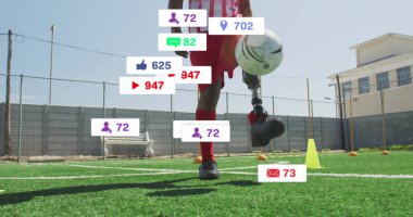 Protez bacaklı orta yaşlı bir adam, beyaz topa tekme atıyor. Açık arazide, koni ve merdivenle. Sporcu, spor, etkinlik, dayanıklılık, güç, spor, açık hava