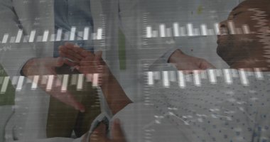 Hastane odasındaki hastaya tansiyon kelepçesi takan doktor gözlemleniyor. Tıbbi, sağlık, analitik, klinik, tanı, profesyonellik, sağlık