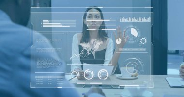 Beyaz bluz giyen, siyah yelekli bir yönetici holografik gösterge panelini gösteriyor. Yenilik, işbirliği, veri görselleştirme, dijital teknoloji, profesyonellik, takım çalışması, modernlik