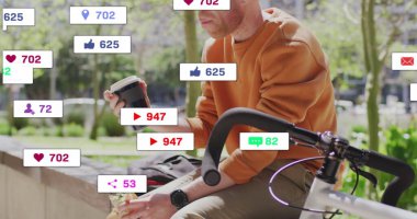 Oturan adam elinde kahve fincanı ve sandviçiyle beton bir park kenarına oturmuş sosyal medya simgeleriyle. Kentsel, boş, gündelik, teknoloji, yaşam tarzı, açık hava, rahatlama