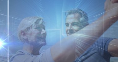 Mavi stüdyoda, hologram panelleri, şebeke çizgileri ve işaret fişekleriyle dans eden olgun bir çift. Romantizm, bağlantı, teknoloji, yenilik, modern, samimiyet, etkileşim