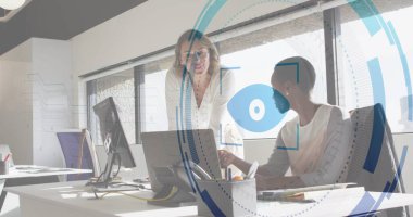 Ofis masasında bilgisayar, monitör ve kalem bardaklarıyla iş birliği yapan iş arkadaşlarıyla. Profesyonel, takım çalışması, modern, yenilik, iletişim, çalışma alanı, teknoloji