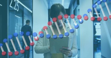 Laboratuar koridorunda elinde tablet bulunan araştırmacı 2.25 işareti gösteriyor, DNA sarmalı gösteriyor. Bilim adamı, yenilik, fütüristik, teknoloji, takım çalışması, profesyonel, şık