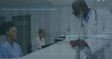 Beyaz önlüklü ve steteskoplu bir doktor resepsiyondaki hemşireyle dosyalar hakkında konuşuyor. Tıbbi, sağlık, profesyonellik, klinik, idari, danışmanlık, modern