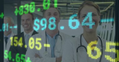 Beyaz önlüklü ve steteskoplu tıbbi ekip klinik koridorundaki fiyatları analiz ediyor. Sağlık, takım çalışması, modern, teknoloji, profesyonellik, tanı, yenilik