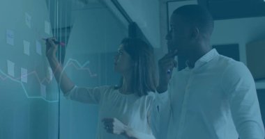 Sıradan bir iş kadını ve ofis cam duvarında pembe kalemleri ve çizelgeleri olan bir adamı gözlemlemek. İşbirliği, beyin fırtınası, analiz, görselleştirme, takım çalışması, yenilik, şirket