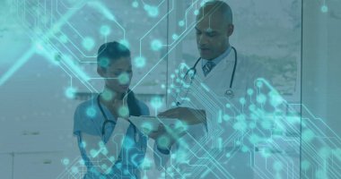 Klinikteki panolarda stetoskoplar ve dijital devre kaplamalarıyla tıbbi personel denetleme tablosu. Sağlık, teknoloji, işbirliği, profesyonellik, yenilik, tanı, dijital