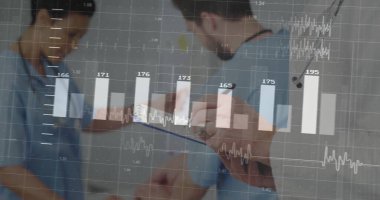 Mavi önlüklü klinisyen hastane koğuşundaki tablet verileri, EKG örtüsünü, kopyalama alanını inceliyor. Tıbbi personel, sağlık, dijital sağlık, veri analizi, takım çalışması, klinik çevre, modern tıp