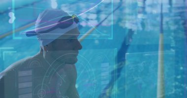 Yüzme şapkası takan, aynalı gözlük takan yüzücü, havuz kenarında HUD kaplamaları olan, kopyalama alanı. Sporcu, performans, teknoloji, fitness, eğitim, su sporu, yarışma