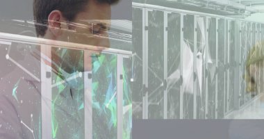 Bilgi işlem uzmanı veri merkezi salonundaki rafları kontrol ediyor. Ağ grafikleri ve kopyalama alanı var. Teknoloji, yenilik, profesyonel, ağ oluşturma, siber güvenlik, modern, dijital