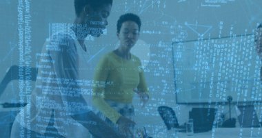 Modern ofis toplantı odasındaki dizüstü bilgisayarlarda şifreli verileri analiz eden dört profesyonel kadın. İşbirliği, takım çalışması, teknoloji, yenilik, profesyonel, çalışma alanı, dijital