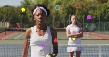 Tenis elbisesi giymiş Afrikalı Amerikalı oyuncunun sert kortun yanında raketlerle top tutması. Atletizm, spor, yarışma, canlı, aktif, açık hava, spor