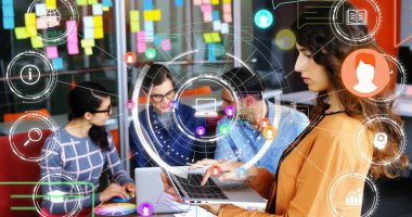 Ofisteki bilgisayarlarda dijital simgelerle yazı yazan profesyoneller, fotokopi alanı. İşbirliği, yenilik, takım çalışması, modern çalışma alanı, dijital teknoloji, yaratıcı ortam, profesyonel toplantı