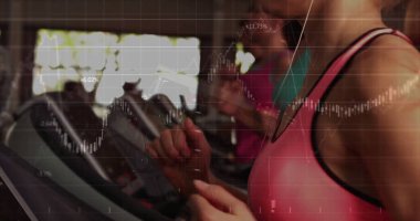 Koşu bandı konsolunu ayarlamak, spor salonunda çalışan pembe tişörtlü kadın, veri örtüsü, kopyalama alanı. Fitness, Health, Cardio, training, motivasyon, technology, wellness