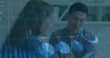 İşbirliği yapıyor, veri analistleri ofiste grafikleri ve grafikleri inceliyor, Stylus 'la, raf ünitesiyle. İş, analitik, teknoloji, minimalist, profesyonellik, işbirliği, anlayış