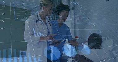 Doktor ve hemşire hasta yatağında tabletle yatarken çizelgeleri gözden geçiriyorlar. Sağlık, profesyonellik, teşhis, klinik, modern, sağlık, hastane