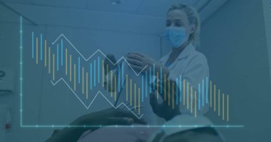 Klinikte dişçi aletleriyle dişçi muayenesi yapan maskeli profesyonel bir hasta. Klinik, sağlık, modern, teşhis, tıbbi, diş bakımı, yenilik