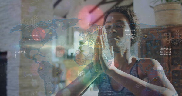 Женщина в майке медитирует в студии йоги против стены из белого кирпича, с цифровым накладыванием. Разумность, сытость, велнес, уравновешенность, спокойствие, интерьер, современный