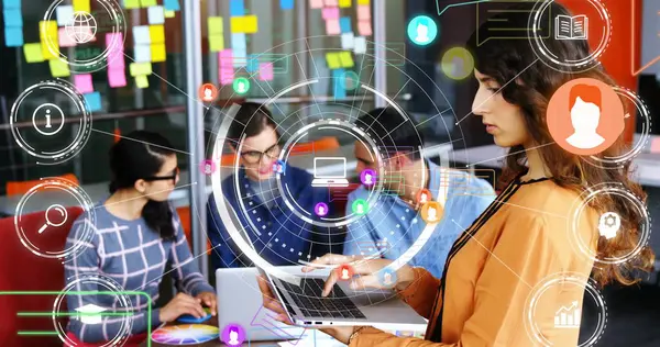 Ofisteki bilgisayarlarda dijital simgelerle yazı yazan profesyoneller, fotokopi alanı. İşbirliği, yenilik, takım çalışması, modern çalışma alanı, dijital teknoloji, yaratıcı ortam, profesyonel toplantı