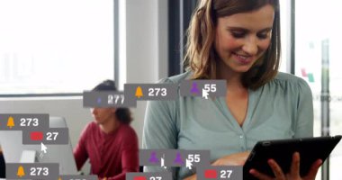 Kadın ofisteki tableti tıklayarak sosyal medya simgelerini izleme görevinin etrafına yığıyor. İşbirliği, dijital, iletişim, analitik, yenilik, teknoloji, çalışma alanı