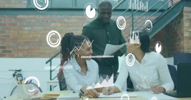 Proje raporunda işbirliği yapan ekip tabloları ve çizelgeleri canlandırıyor. İşbirliği, takım çalışması, ofis, veri, analiz, iletişim, üretkenlik