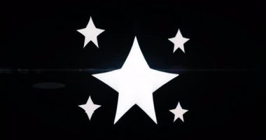 Soldan gelen ışık çizgisi yıldızların şekil değiştirmesine ve siyah arkaplanda parıltıyı artırmasına neden oluyor. Soyut, dinamik, fütüristik, ışıltılı, dönüşüm, dijital, parlak