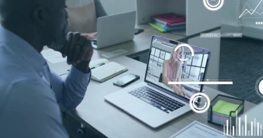 Profesyonel iş adamı laptoptan uzaktan arama yapıyor ve toplantıdaki HUD veri tablolarını inceliyor. Teknoloji, işbirliği, analitik, video konferansı, veri görselleştirme, modernleşme, takım çalışması