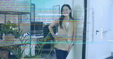 Profesyonel bir kadın ofis koridorunda eğiliyor kod kaplamalarını başlatıyor ve teknolojik veri akışını gösteriyor. Teknoloji, dijital, fütüristik, yenilik, işbirliği, modernite, ui