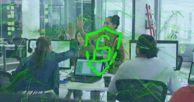 İki kadın karşılıklı beşlik çakıyor ve takım gülümserken iş bilgisayarları hakkında tartışıyorlar. İşbirliği, takım çalışması, kutlama, üretkenlik, modern ofis, profesyonel motivasyon