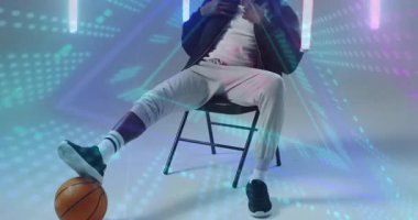 Adam ayak sürüme topu sürüyor, kıyafeti ayarlıyor, LED projeksiyonları ile topu çarpıştırıyor. Kentsel, atletik, dinamik, gelecekçi, enerjik, moda, yaşam tarzı