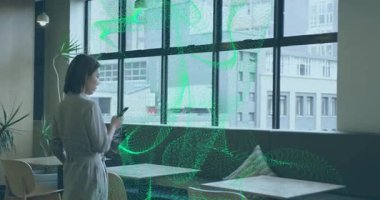 Kafedeki akıllı telefonları dinleyen bir kadın yeşil dijital ağı çalıştırıyor ve vücut okuma verilerine sarılıyor. Futuristik, teknoloji, yenilik, kentsel, modern, dijital, iletişim