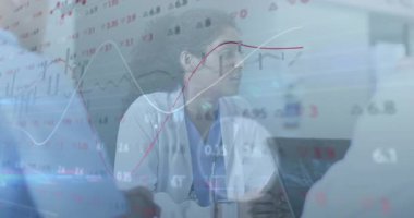 Steteskop kullanan bir doktor verileri kaplayan kırmızı beyaz grafikler olarak görüşlerini paylaşmadan önce veri alıyor. Tıbbi, profesyonel, analitik, işbirliği, klinik, iletişim, çalışma alanı