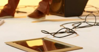 Adam yeşil dijital parçacıklar üretirken teknolojik animasyon efektlerini gösteriyor. Teknoloji, yenilik, eğlence, dijital, soyut, fütüristik, yaratıcı